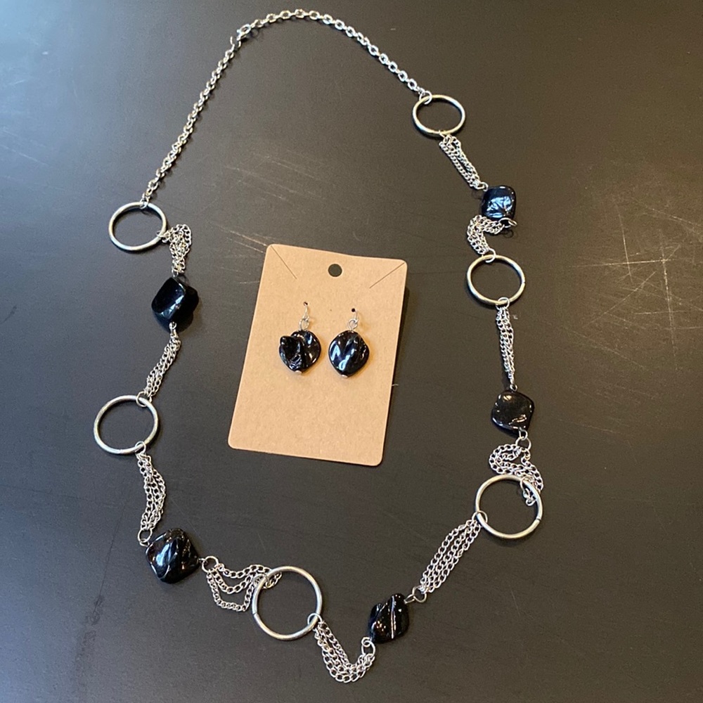 Silver tone chain faux black stone necklace w/matching earrings 18”
